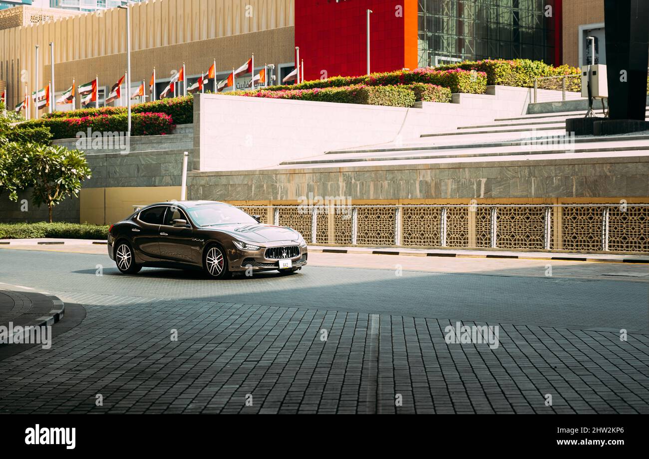 Dubai, Emirati Arabi Uniti - 28 maggio 2021: Black Maserati Quattroporte auto veloce in moto su strada a Dubai. Maserati Quattroporte è un quattro porte Foto Stock