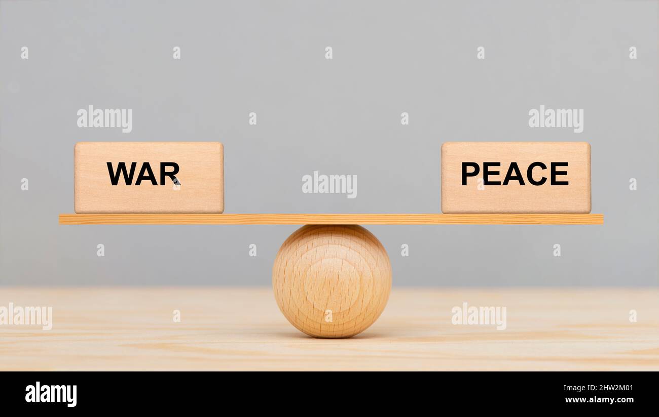 decisione tra guerra e pace in equilibrio Foto Stock