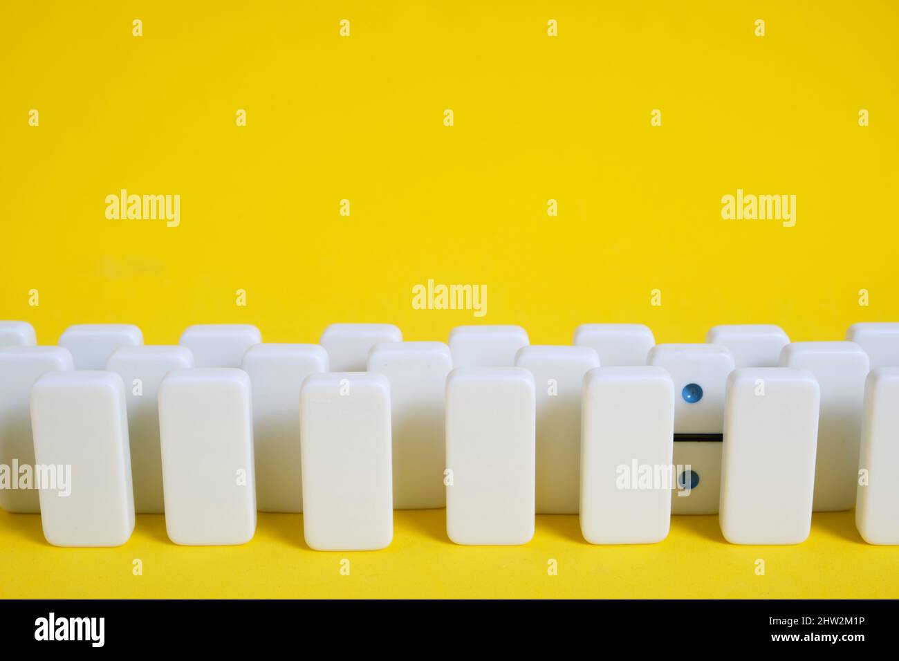 Righe bianche domino chip con un occhio cattura, il concetto è individuale e non come tutti gli altri Foto Stock