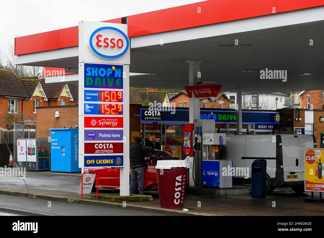 Bridport, Dorset, Regno Unito. Immagine del file - il prezzo al  distributore di benzina esso sul A35 a Bridport a Dorset il 16th 2022  febbraio mostra il prezzo della benzina senza piombo