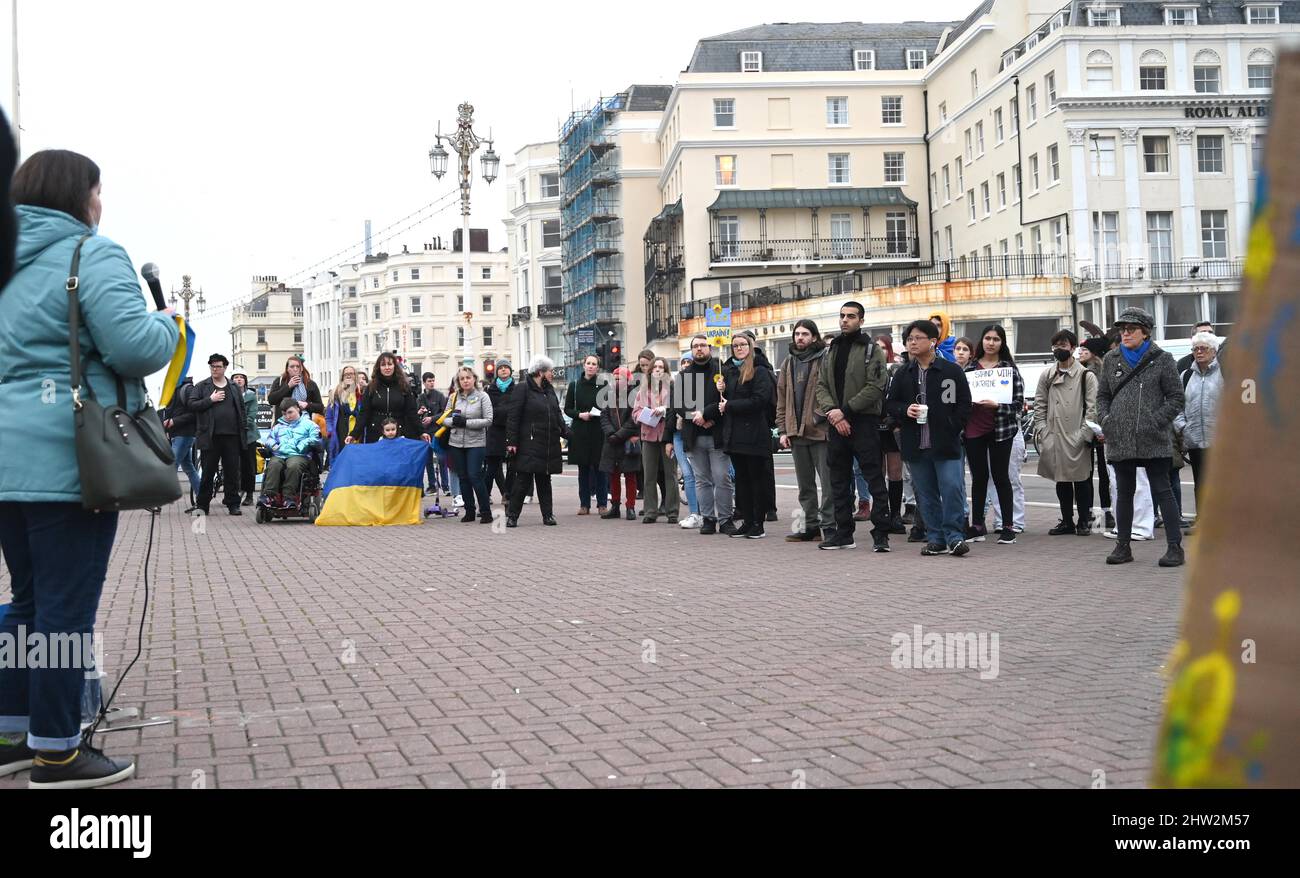 Brighton, Regno Unito. 3rd Mar 2022. I manifestanti si riuniscono sul lungomare di Brighton mentre prendono parte questa sera a un evento "solidarietà Ucraina a lume di candela" per dimostrare solidarietà al popolo ucraino mentre l'invasione delle forze russe continua. : Credit Simon Dack/Alamy Live News Foto Stock