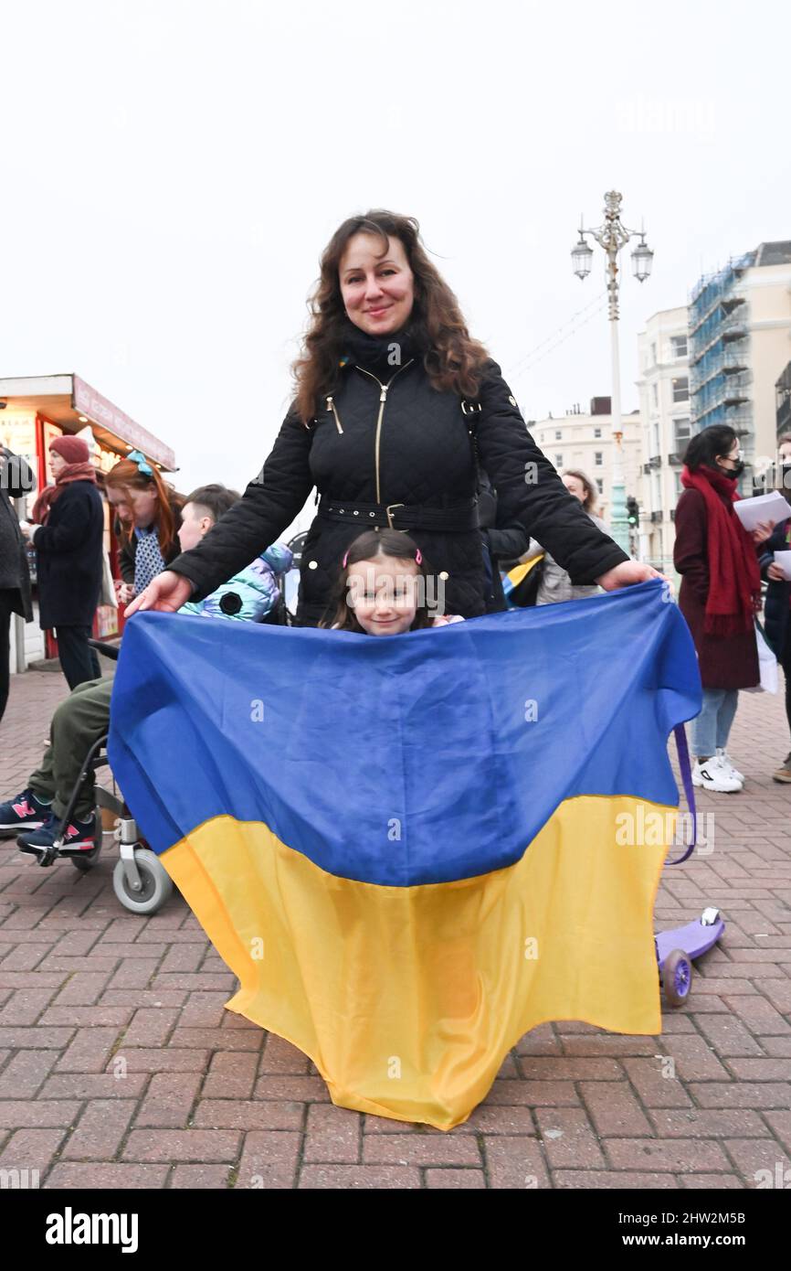 Brighton, Regno Unito. 3rd Mar 2022. I manifestanti si riuniscono sul lungomare di Brighton mentre prendono parte questa sera a un evento "solidarietà Ucraina a lume di candela" per dimostrare solidarietà al popolo ucraino mentre l'invasione delle forze russe continua. : Credit Simon Dack/Alamy Live News Foto Stock