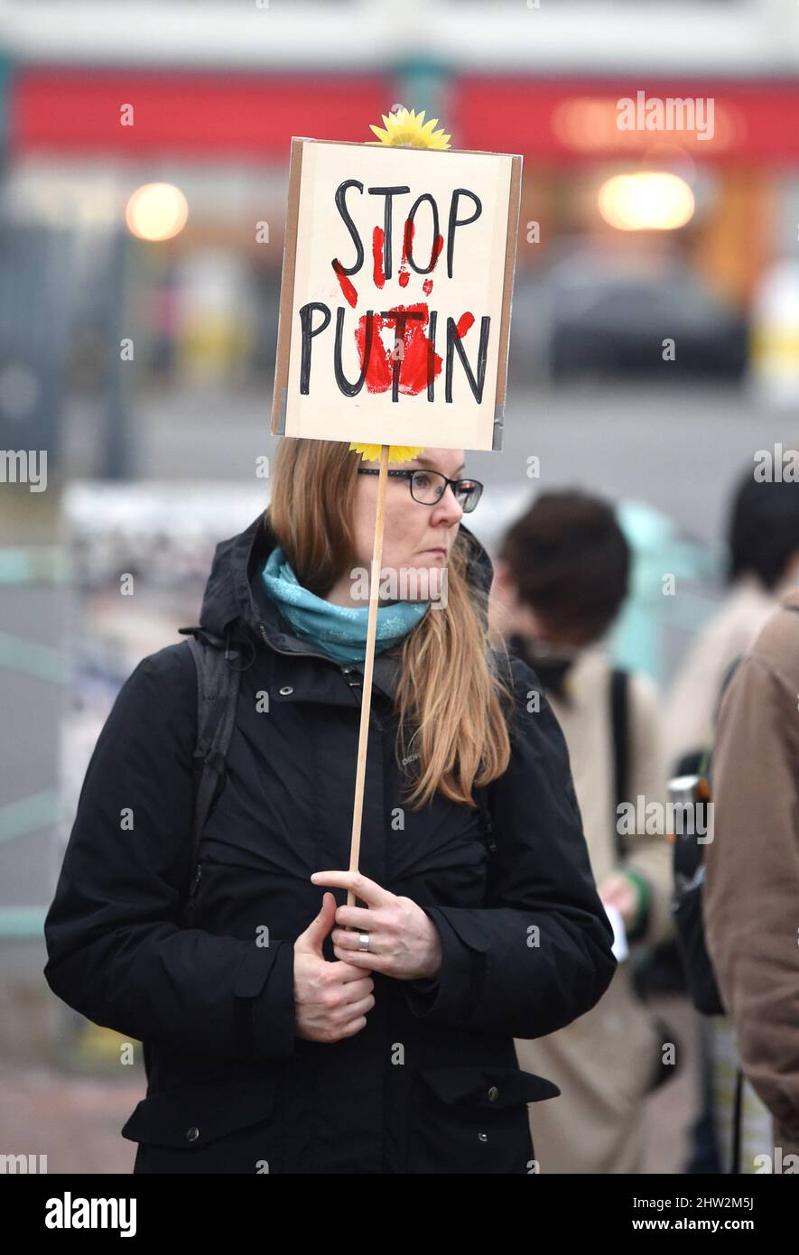 Brighton, Regno Unito. 3rd Mar 2022. I manifestanti si riuniscono sul lungomare di Brighton mentre prendono parte questa sera a un evento "solidarietà Ucraina a lume di candela" per dimostrare solidarietà al popolo ucraino mentre l'invasione delle forze russe continua. : Credit Simon Dack/Alamy Live News Foto Stock