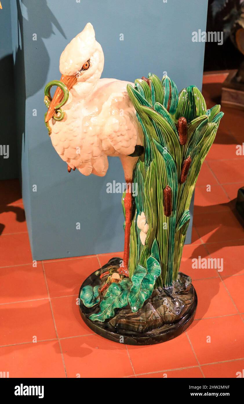 Una figura maiolica di ceramica di Minton di un bastone Stork in mostra al Museo delle ceramiche, Hanley, Stoke-on-Trent, Staffs, Inghilterra, REGNO UNITO Foto Stock