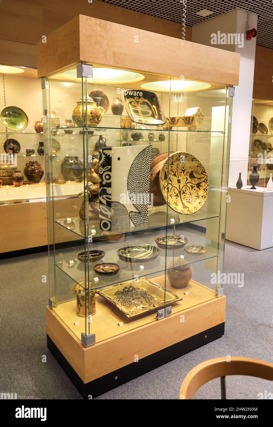 Slipware in un gabinetto in mostra al Potteries Museum and Art Gallery, Hanley, Stoke-on-Trent, Staffs, Inghilterra, REGNO UNITO Foto Stock