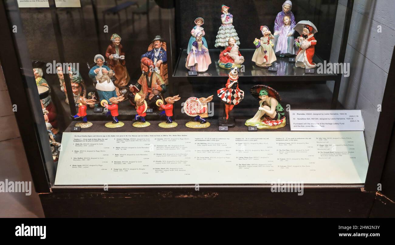 Personaggi e brocche di personaggi Royal Doulton in mostra al Potteries Museum and Art Gallery, Hanley, Stoke-on-Trent, Staffs, Inghilterra, REGNO UNITO Foto Stock