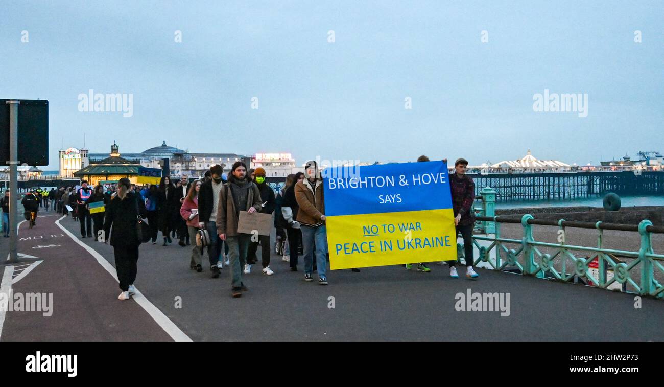 Brighton, Regno Unito. 3rd Mar 2022. I manifestanti si riuniscono sul lungomare di Brighton mentre prendono parte questa sera a un evento "solidarietà Ucraina a lume di candela" per dimostrare solidarietà al popolo ucraino mentre l'invasione delle forze russe continua. : Credit Simon Dack/Alamy Live News Foto Stock