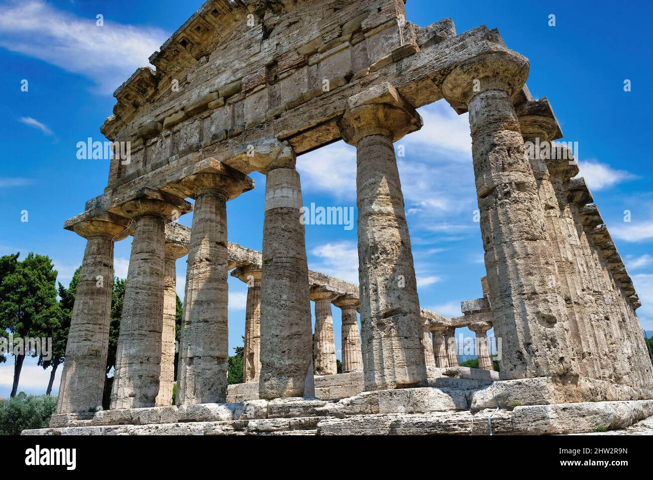 Il Tempio di Atena, uno dei famosi templi greci trovati nel parco archeologico di Paestum, Salerno, Campania, Italia Foto Stock