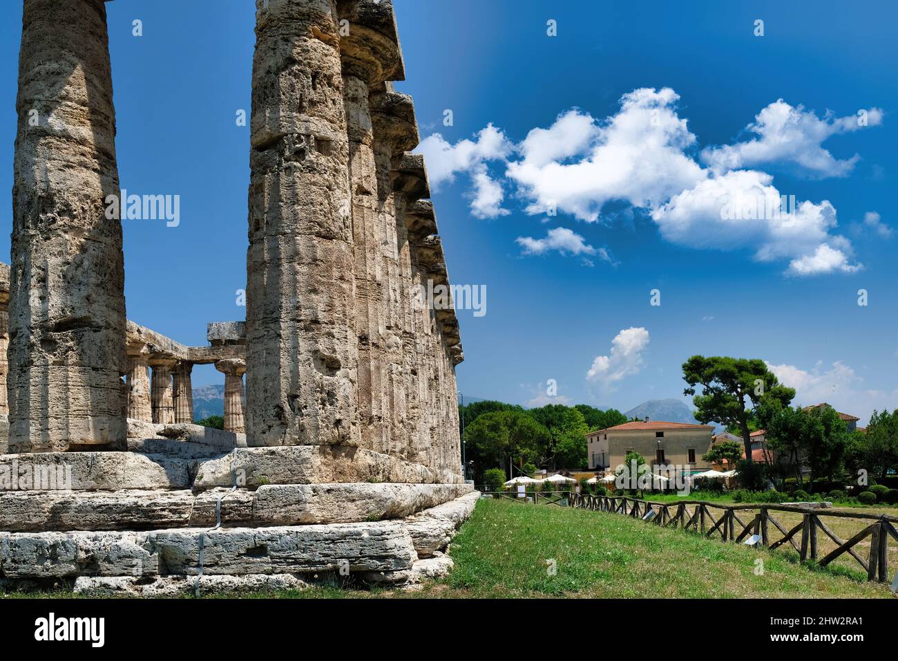 Il Tempio di Atena, uno dei famosi templi greci trovati nel parco archeologico di Paestum, Salerno, Campania, Italia Foto Stock