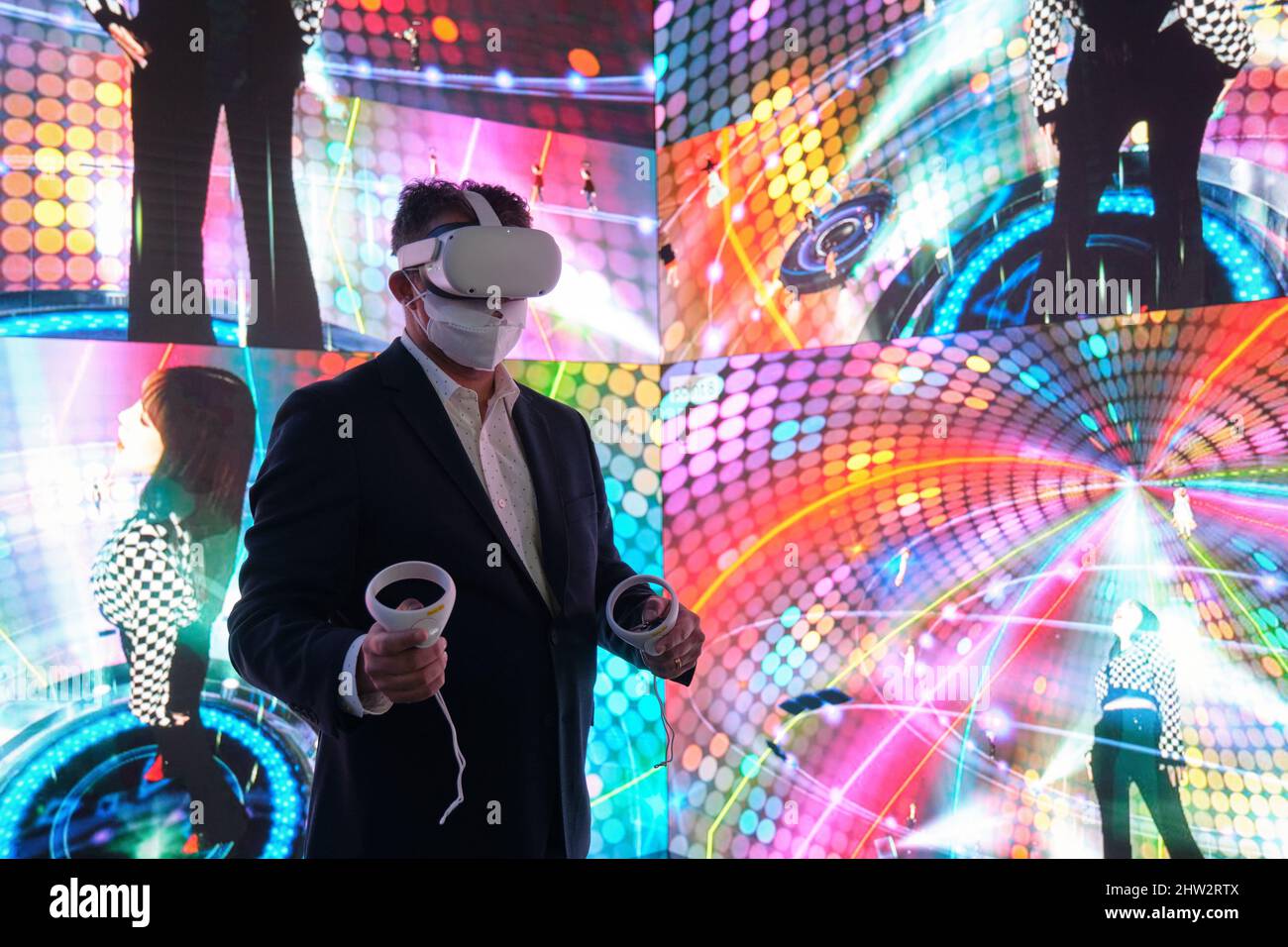 Barcellona, Spagna - Marzo 2nd 2022 - Mobile World Congress - un uomo che utilizza attrezzature per la realtà virtuale Foto Stock