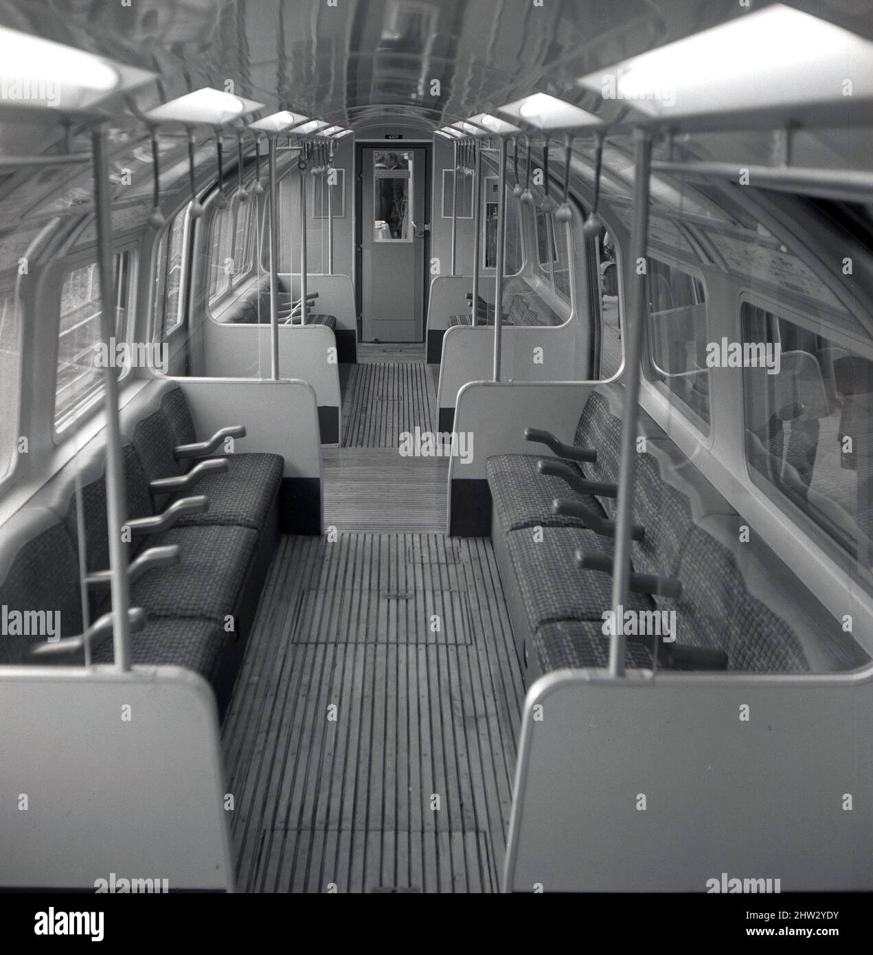 1968, immagine storica che mostra l'interno di un nuovo treno della metropolitana di Londra sulla linea Victoria, la prima ferrovia sotterranea costruita a Londra dall'inizio del 1900s. Costruita per rivivere la congestione sul resto della rete, la linea è stata inaugurata come la prima ferrovia automatica su larga scala del mondo. Foto Stock