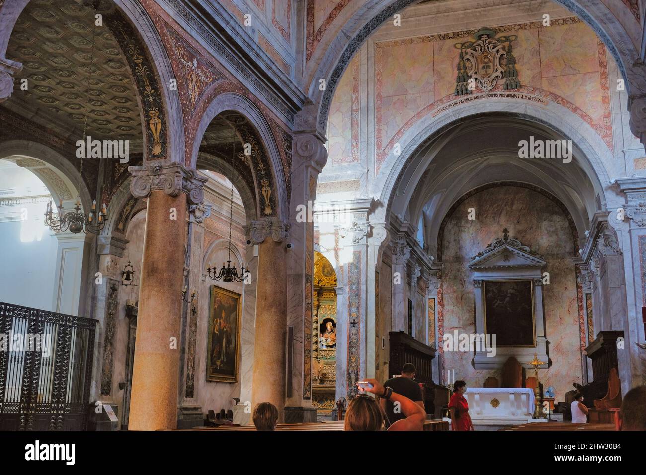 All'interno della Cattedrale di Ostuni (Duomo di Ostuni; Basilica Co-Cattedrale di Santa Maria Assunta) Cattedrale Cattolica Romana a Ostuni, Brindisi Puglia Foto Stock