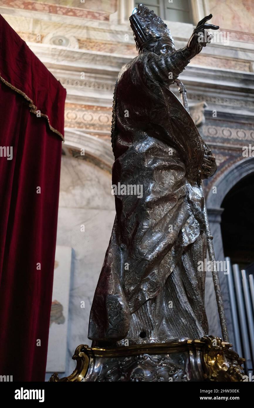 La statua di San Oronzo nella Cattedrale cattolica romana di Ostuni, provincia di Brindisi, Puglia, Italia Foto Stock