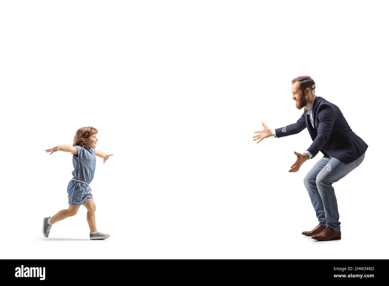 Il profilo a tutta lunghezza di una bambina che corre per abbracciare suo padre isolato su sfondo bianco Foto Stock