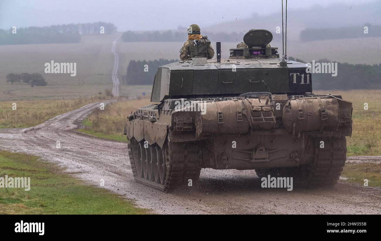 Esercito britannico sfidante 2 principale serbatoio di battaglia in azione per l'esercizio sulla Salisbury Plain zona di addestramento militare, Wiltshire Regno Unito Foto Stock