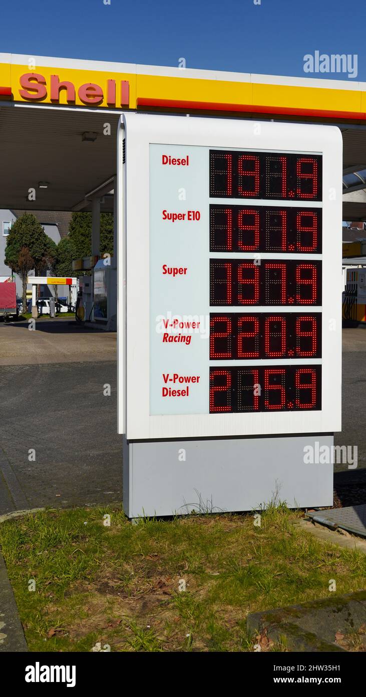 Bochum, Germania - marzo, 03,2022: Segno ad una stazione di benzina con i prezzi alti della benzina in Germania Foto Stock