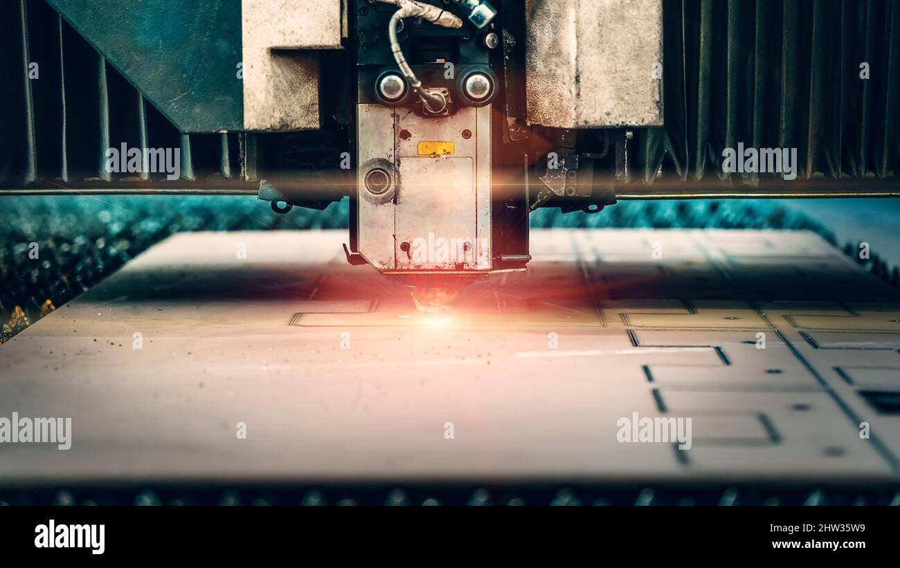 Taglio CNC del metallo. Primo piano della macchina per taglio laser al plasma. Foto Stock