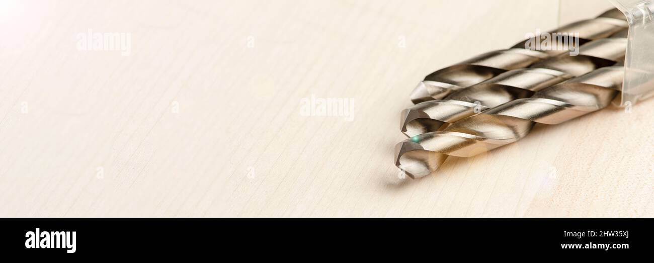 la pinza misura la punta su metallo, misura lo spessore dell'utensile di foratura in una macchina da perforazione industriale. Industria metallurgica Foto Stock