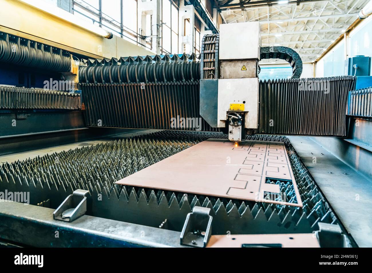 Processo di taglio del metallo. CNC laser plasma cutter macchina in metallurgia industriale. Foto Stock