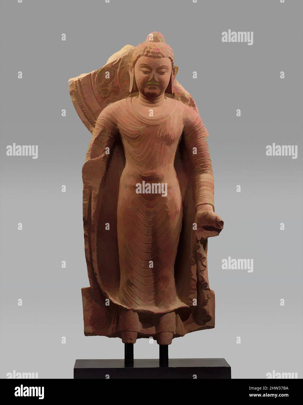 Arte ispirata dalla protezione dell'offerta di Buddha in piedi, periodo di Gupta (4th–6th secolo), fine 5th secolo, India (Uttar Pradesh, Mathura), arenaria rossa, H. 33 11/16 poll. (85,5 cm); W. 16 3/4" (42,5 cm); D. 6 1/2" (16,5 cm), scultura, questa immagine di Buddha incarna le qualità di, opere classiche modernizzate da Artotop con un tuffo di modernità. Forme, colore e valore, impatto visivo accattivante sulle emozioni artistiche attraverso la libertà delle opere d'arte in modo contemporaneo. Un messaggio senza tempo che persegue una nuova direzione selvaggiamente creativa. Artisti che si rivolgono al supporto digitale e creano l'NFT Artotop Foto Stock