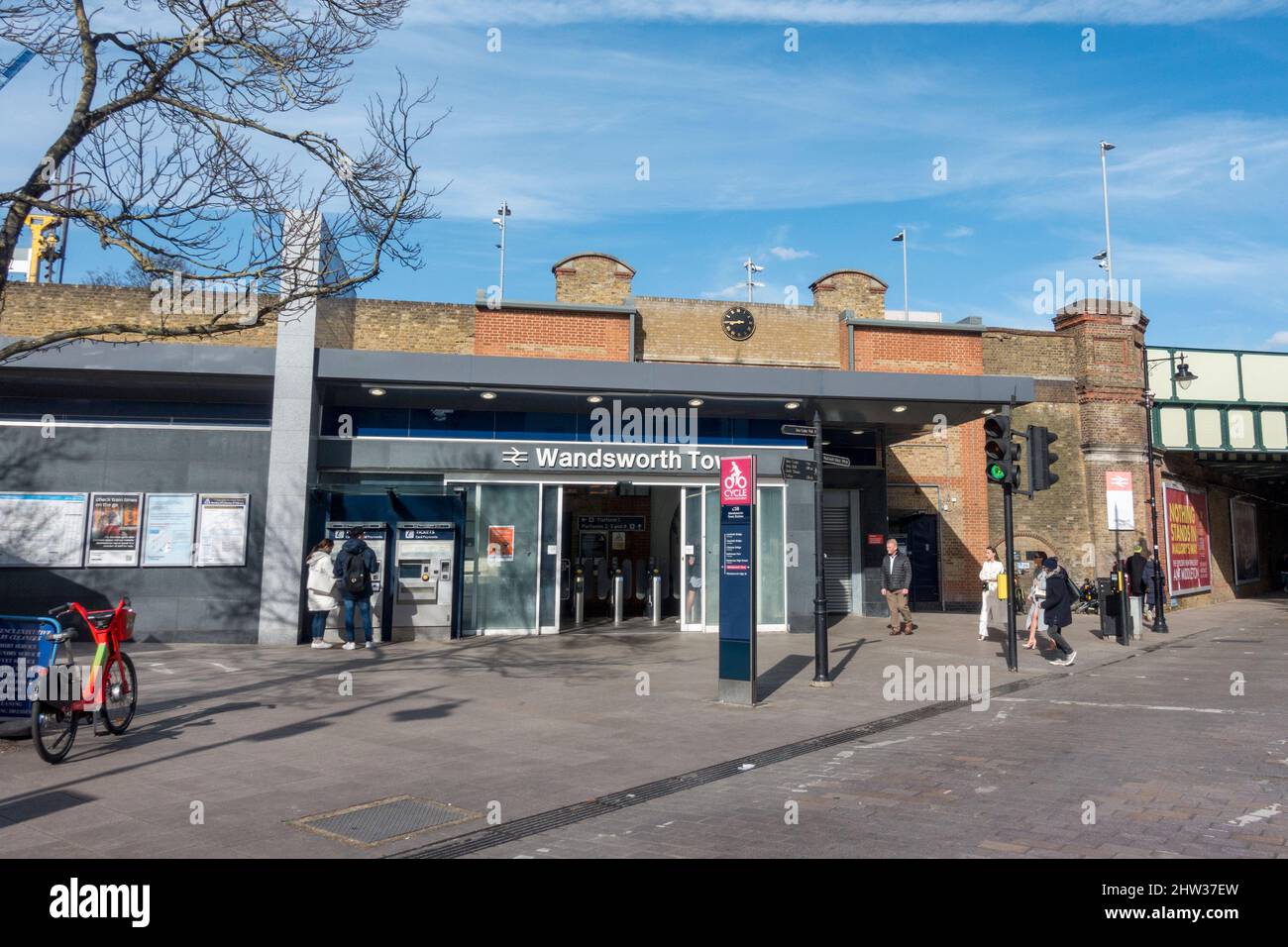 Ingresso alla stazione ferroviaria di Wandsworth Town South Western sulla Old York Road a Battersea, Wandsworth, Londra, Regno Unito. Foto Stock