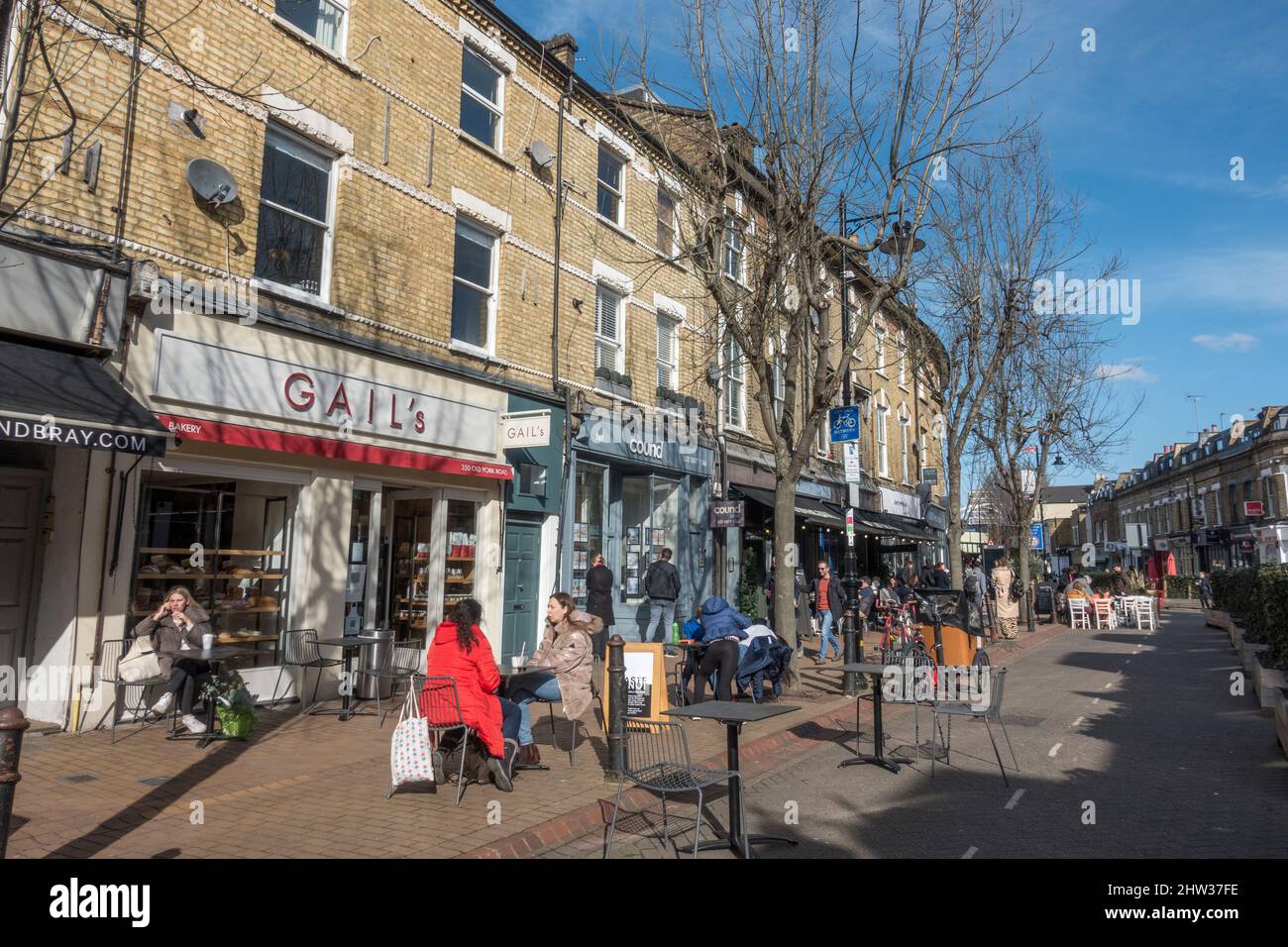 Vista generale dei negozi su Old York Road a Battersea, sulla South Bank del Tamigi, Wandsworth, Londra, Regno Unito. Foto Stock