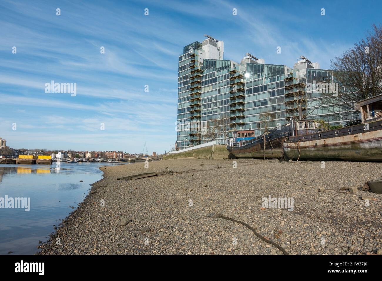 Vista generale della bassa marea lungo la riva sud del Tamigi a Battersea, Londra, Regno Unito. Foto Stock