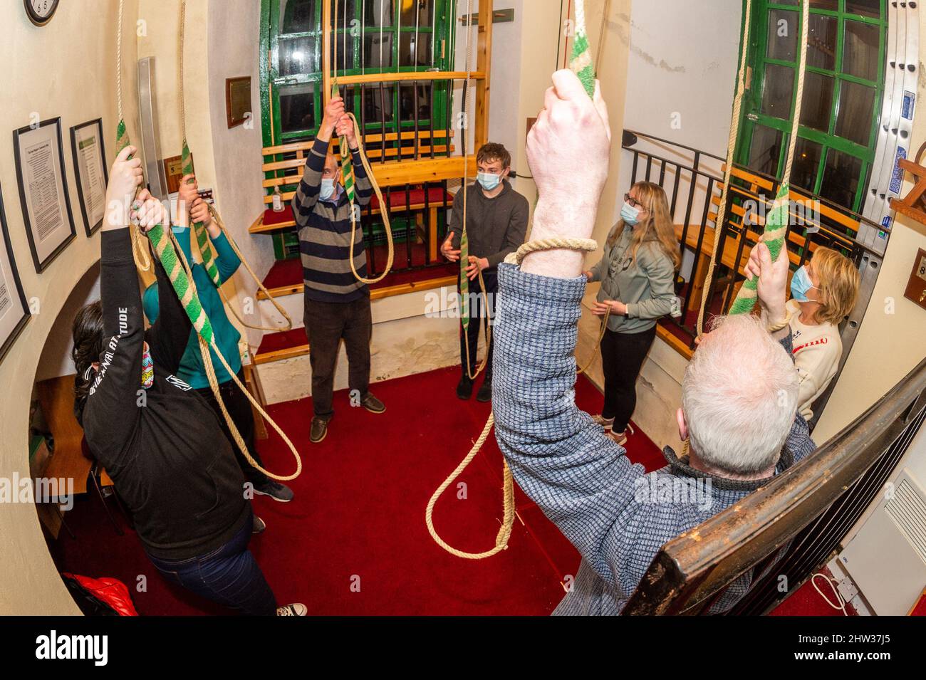 Dunmanway, West Cork, Irlanda. 3rd Mar 2022. Le campane della Chiesa nella contea di Cork hanno suonato per 5 minuti questa sera per dimostrare solidarietà al popolo ucraino. Il Rev. Cliff Jeffers e il suo team di campanili nella chiesa di St. Mary, Dunmanway, hanno suonato le campane della chiesa per mostrare sostegno a tutti gli Ukraniani in tutto il mondo. Credit: AG News/Alamy Live News Foto Stock