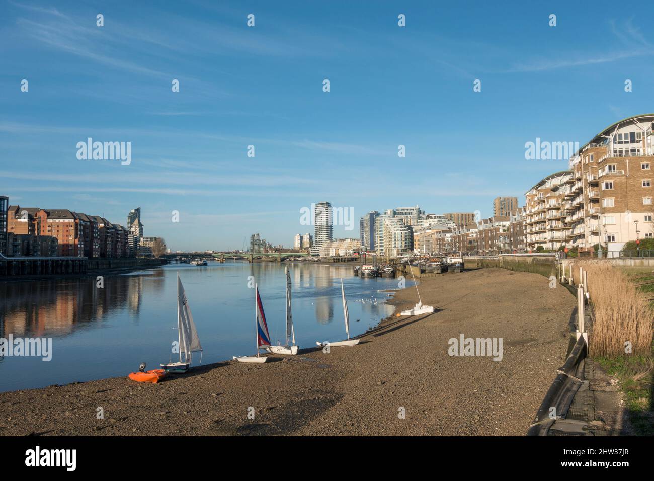 Ammira la bassa marea lungo la riva sud del Tamigi a Battersea, Londra, Regno Unito. Foto Stock