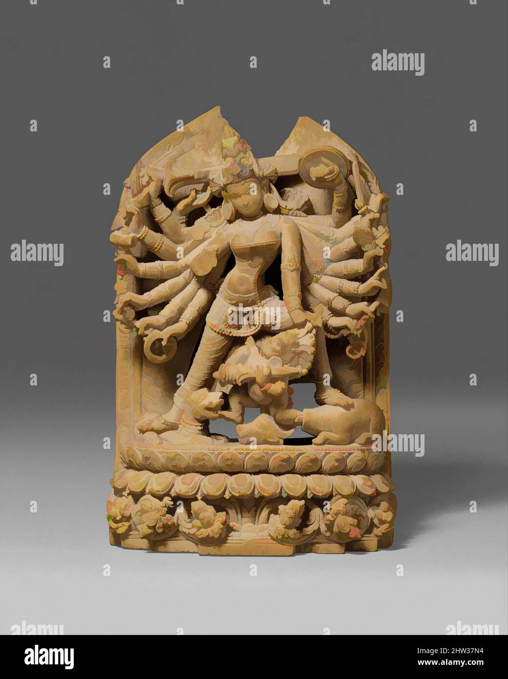 Arte ispirata dalla Dea Durga uccidendo il demone di Buffalo (Mahishasura Mardini), periodo pala, 12th secolo, Bangladesh o India, Argillite, H. 5 5/16 poll. (13,5 cm); W. 3 1/2" (8,9 cm); D. 1 3/4" (4,4 cm), scultura, questa scultura ritrae la forma a sedici armi della dea, opere classiche modernizzate da Artotop con un tuffo di modernità. Forme, colore e valore, impatto visivo accattivante sulle emozioni artistiche attraverso la libertà delle opere d'arte in modo contemporaneo. Un messaggio senza tempo che persegue una nuova direzione selvaggiamente creativa. Artisti che si rivolgono al supporto digitale e creano l'NFT Artotop Foto Stock