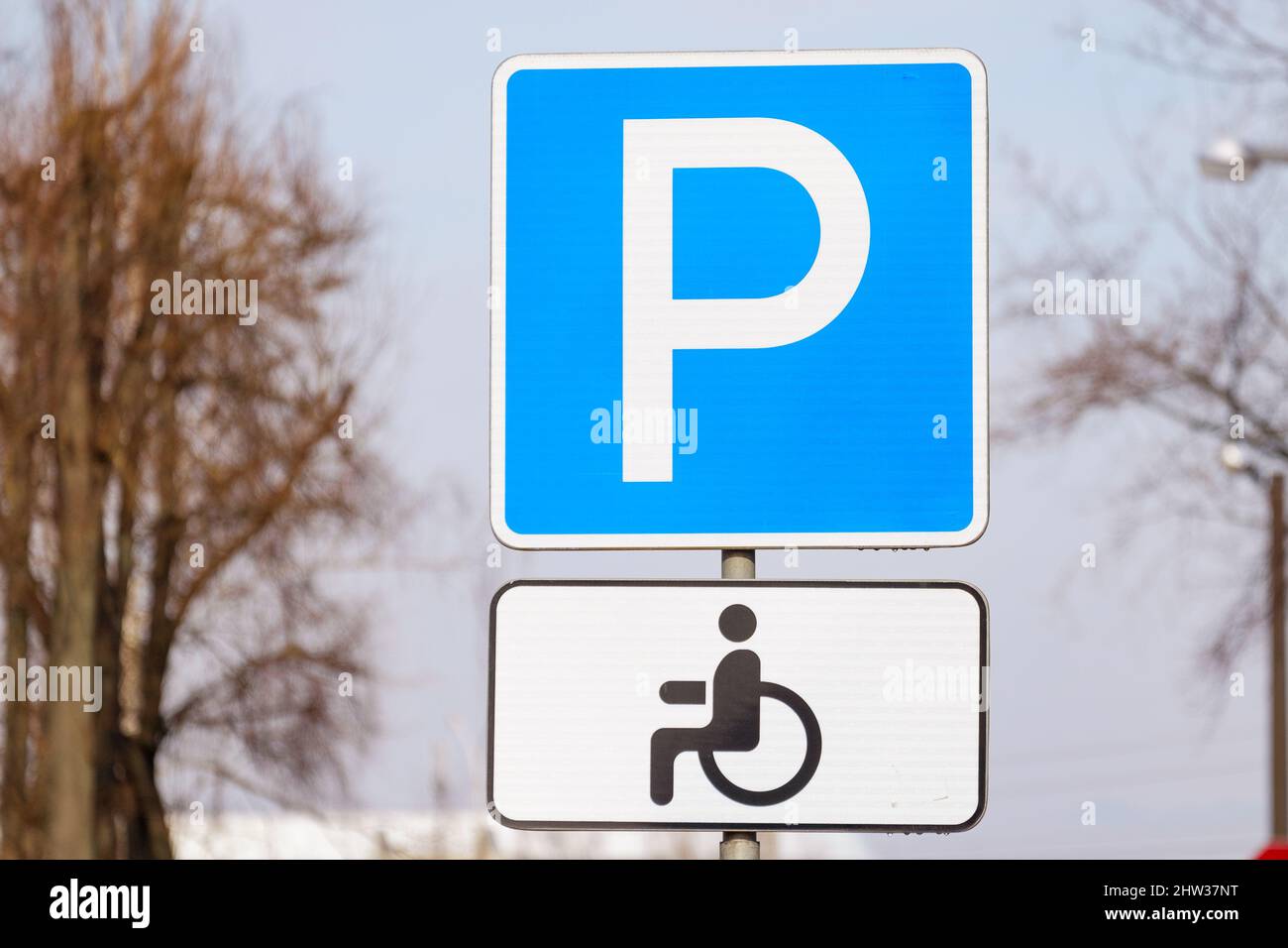 Cartello stradale "Parcheggio per disabili" Foto Stock