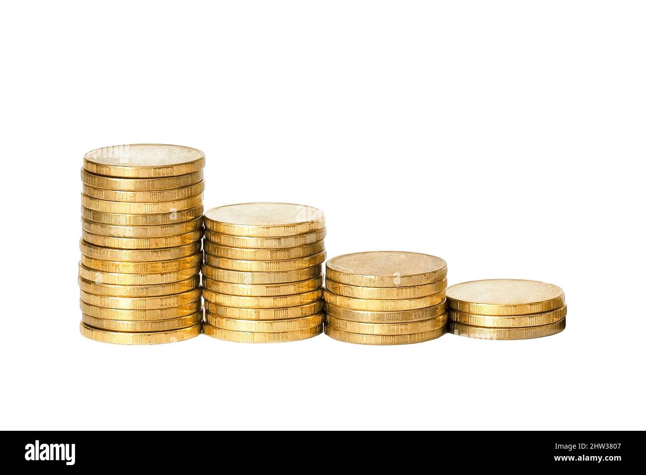 Quattro pile di monete si isolano su sfondo bianco. Concetto di recessione finanziaria. Foto Stock