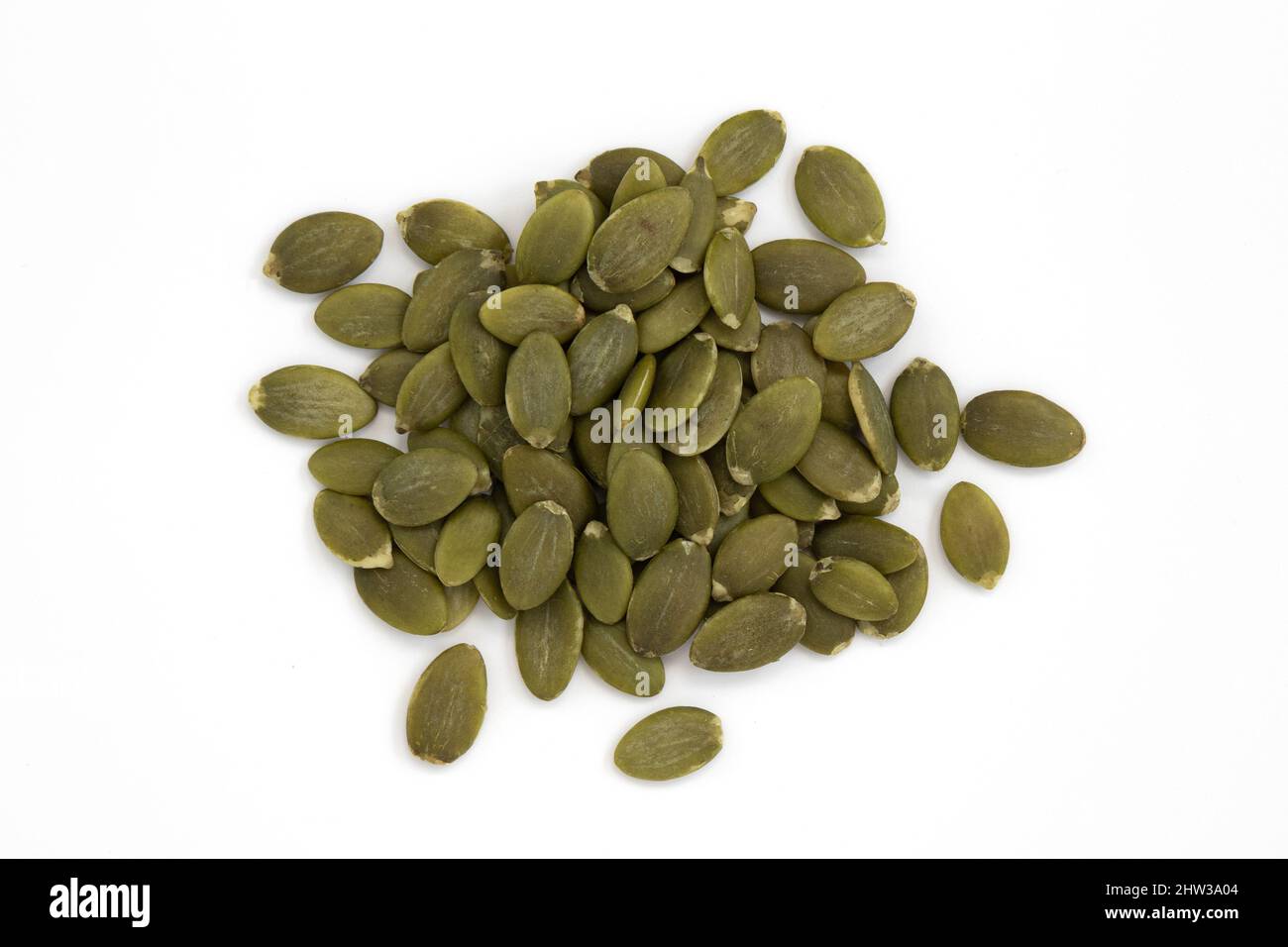 mucchio di semi di zucca verde isolato su sfondo bianco, semi sbucciati crudi, vista dall'alto Foto Stock