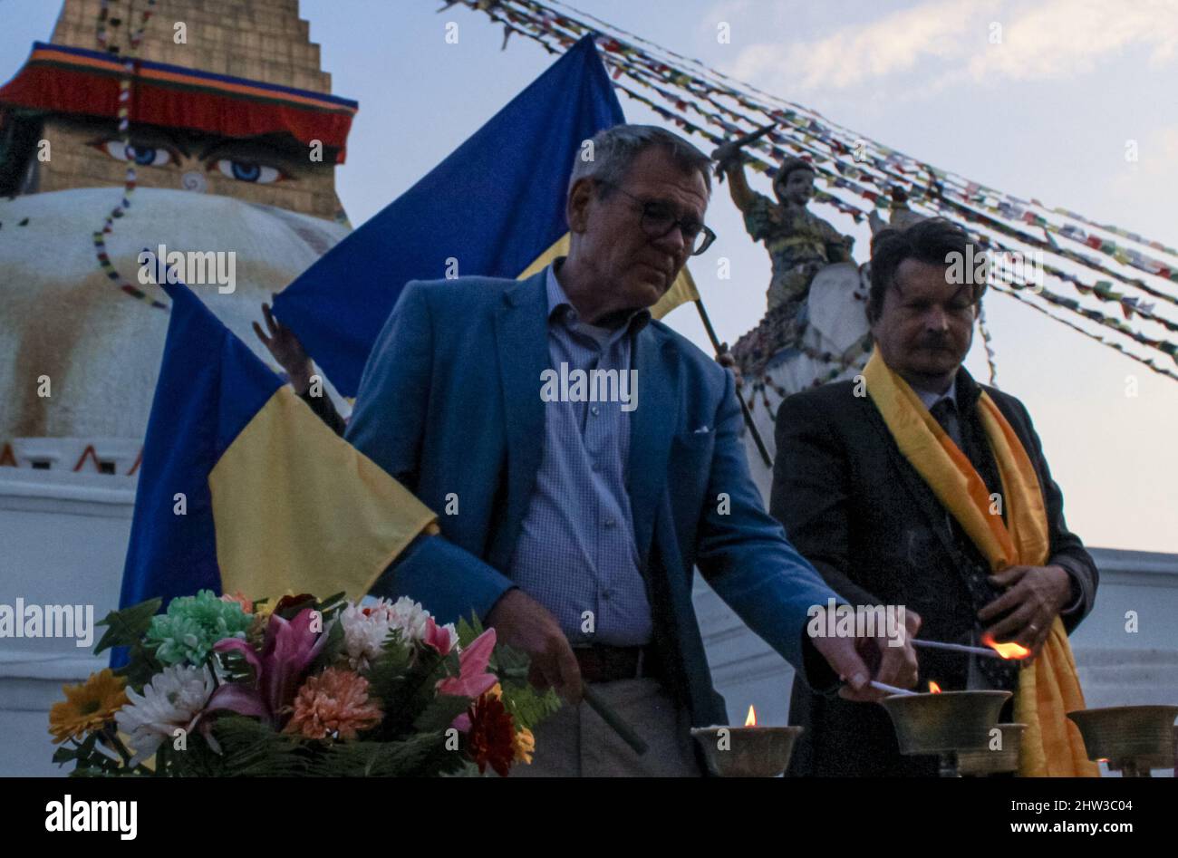 Kathmandu, Nepal. 03rd Mar 2022. Delegati stranieri illuminano le lampade a farfalla durante la veglia di lampada a farfalla per porre fine all'invasione russa dell'Ucraina e per la pace mondiale a Boudhanath Stupa, un sito patrimonio mondiale dell'UNESCO a Kathmandu, Nepal. (Foto di Abhishek Maharjan/Sipa USA) Credit: Sipa USA/Alamy Live News Foto Stock