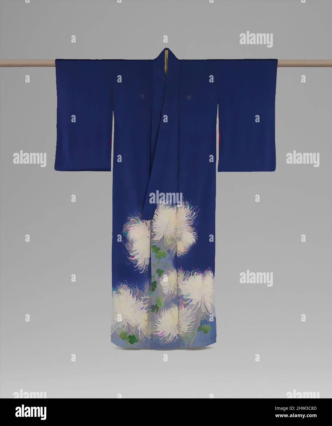 Arte ispirata a 青紫縮緬地菊模様着物 （襲付）, Kimono Ensemble con Chrysanthemums, Taishō periodo (1912–26), Giappone, Seta, filo metallico, (A): H (da spalla a orlo) 62" (157,5 cm); L (apertura del polso all'apertura del polso) 49" (124,5 cm), costumi, il 1920s ha visto l'ascesa in Giappone di associazioni, opere classiche modernizzate da Artotop con un tuffo di modernità. Forme, colore e valore, impatto visivo accattivante sulle emozioni artistiche attraverso la libertà delle opere d'arte in modo contemporaneo. Un messaggio senza tempo che persegue una nuova direzione selvaggiamente creativa. Artisti che si rivolgono al supporto digitale e creano l'NFT Artotop Foto Stock