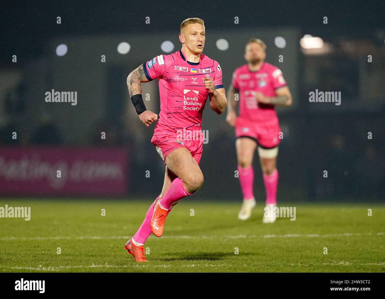 Leeds Rhinos, giocatore polacco Mikolaj Oledzki che indossa la bandiera dell'Ucraina sulla sua camicia durante la partita della Betfred Super League al Be Well Support Stadium di Wakefield. Data foto: Giovedì 3 marzo 2022. Foto Stock