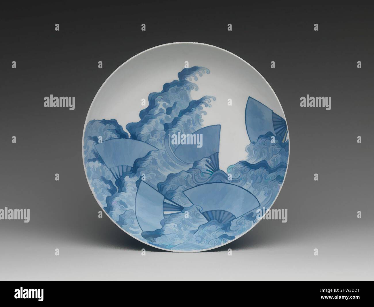 Arte ispirata a 染付扇面流し文皿, piatto con ventilatori che galleggiano su un flusso, periodo Edo (1615–1868), ca. 1730–1760s, Giappone, porcellana con smalti blu e smalti di sovra-glassa (Hizen ware, tipo Nabeshima), H. 2 1/8 poll. (5,4 cm); Diam. 7 7/8 poll. (20 cm), Ceramics, anche se vari modelli in, opere classiche modernizzate da Artotop con un tuffo di modernità. Forme, colore e valore, impatto visivo accattivante sulle emozioni artistiche attraverso la libertà delle opere d'arte in modo contemporaneo. Un messaggio senza tempo che persegue una nuova direzione selvaggiamente creativa. Artisti che si rivolgono al supporto digitale e creano l'NFT Artotop Foto Stock