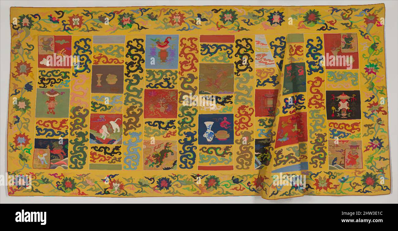 Arte ispirata al costume teatrale per il ruolo di Clerico buddista, dinastia Qing (1644–1911), periodo Kangxi (1662–1722), Cina, Seta, Tappezzeria a filo metallico e piume (kesi), totale: 42 x 102 1/2 poll. (106,7 x 260,4 cm), costumi-arazzi, questo costume colorato è un teatro, opere classiche modernizzate da Artotop con un tuffo di modernità. Forme, colore e valore, impatto visivo accattivante sulle emozioni artistiche attraverso la libertà delle opere d'arte in modo contemporaneo. Un messaggio senza tempo che persegue una nuova direzione selvaggiamente creativa. Artisti che si rivolgono al supporto digitale e creano l'NFT Artotop Foto Stock