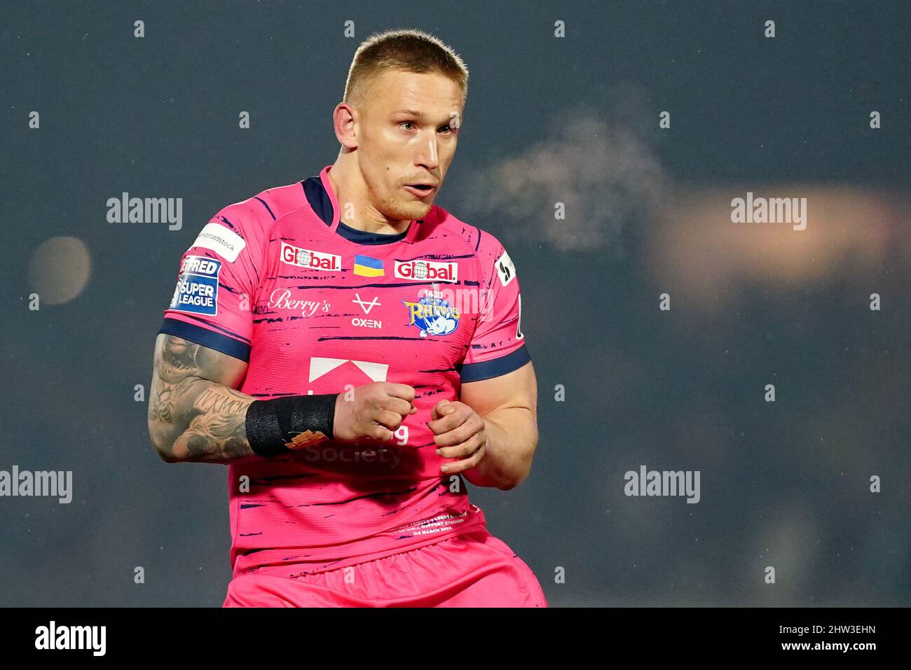 Leeds Rhinos, giocatore polacco Mikolaj Oledzki che indossa la bandiera dell'Ucraina sulla sua camicia durante la partita della Betfred Super League al Be Well Support Stadium di Wakefield. Data foto: Giovedì 3 marzo 2022. Foto Stock