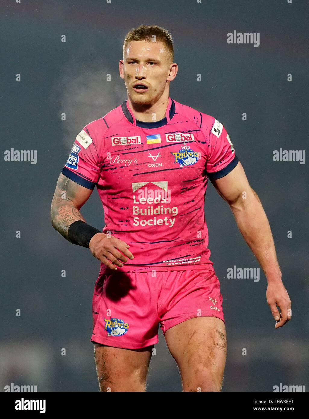 Leeds Rhinos, giocatore polacco Mikolaj Oledzki che indossa la bandiera dell'Ucraina sulla sua camicia durante la partita della Betfred Super League al Be Well Support Stadium di Wakefield. Data foto: Giovedì 3 marzo 2022. Foto Stock