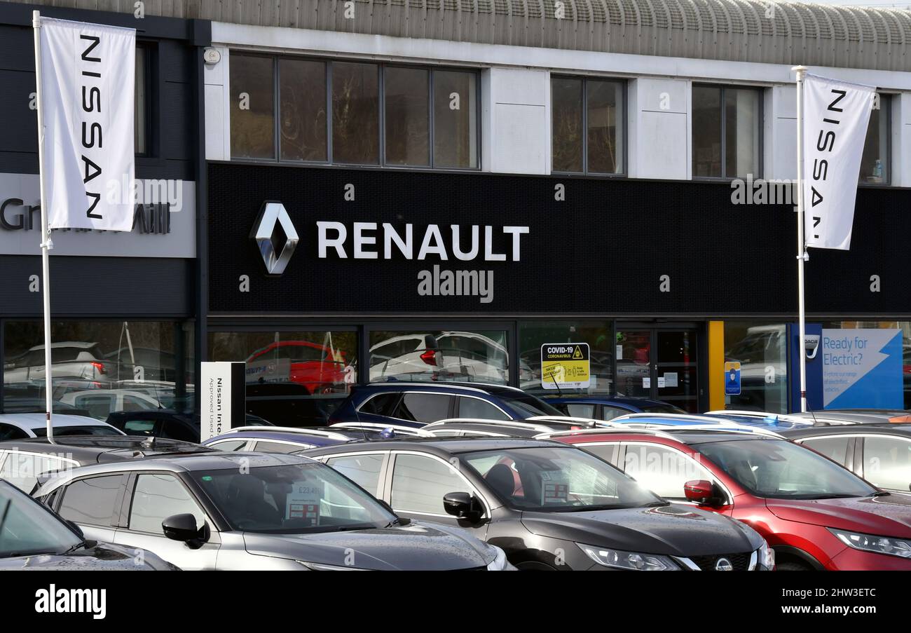 Pontypridd, Galles - Febbraio 2022: Automobili usate in vendita sul piazzale di un concessionario garage per Renault e Nissan Foto Stock