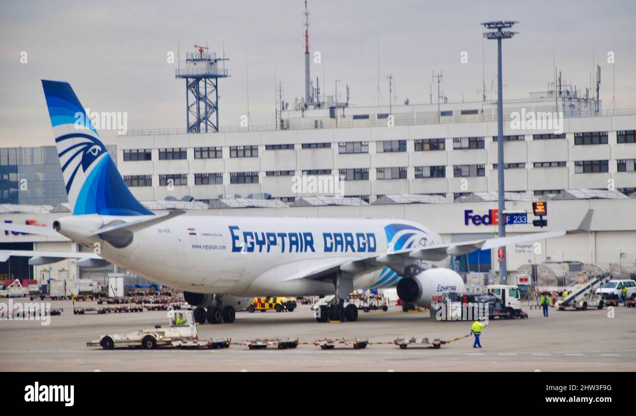 EgyptAir aereo da carico all'aeroporto di Francoforte Foto Stock