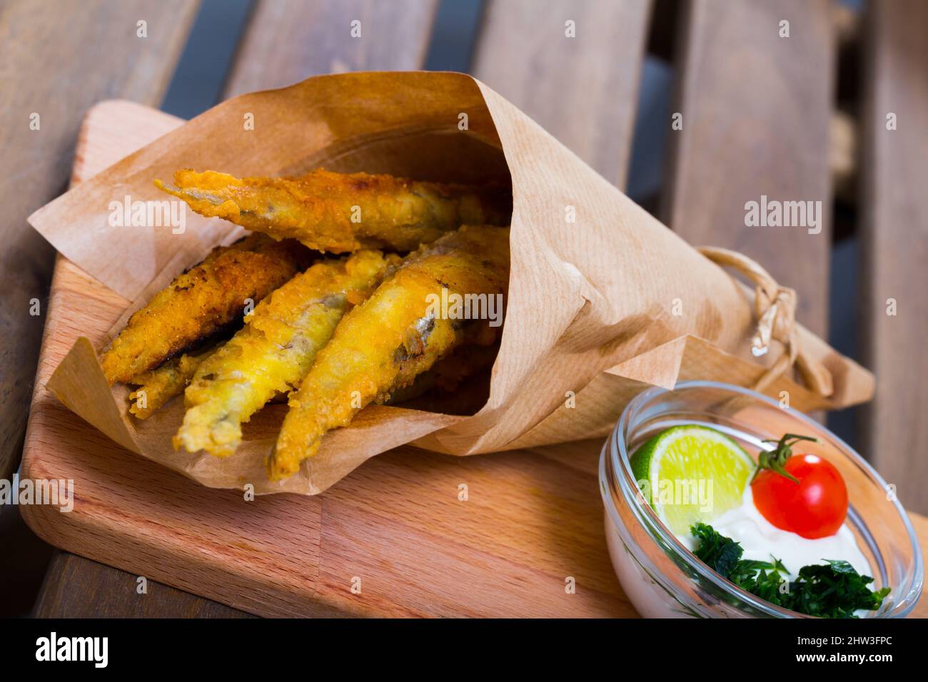 Pesce e patatine con salsa di formaggio cremosa Foto Stock