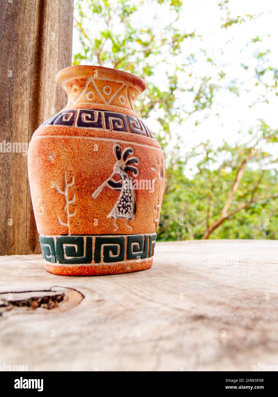 Vaso in ceramica fatto a mano con un'immagine di Kokopelli, una divinità della fertilità, di solito raffigurato come un giocatore di flauto humpbacked in Costa Rica Foto Stock