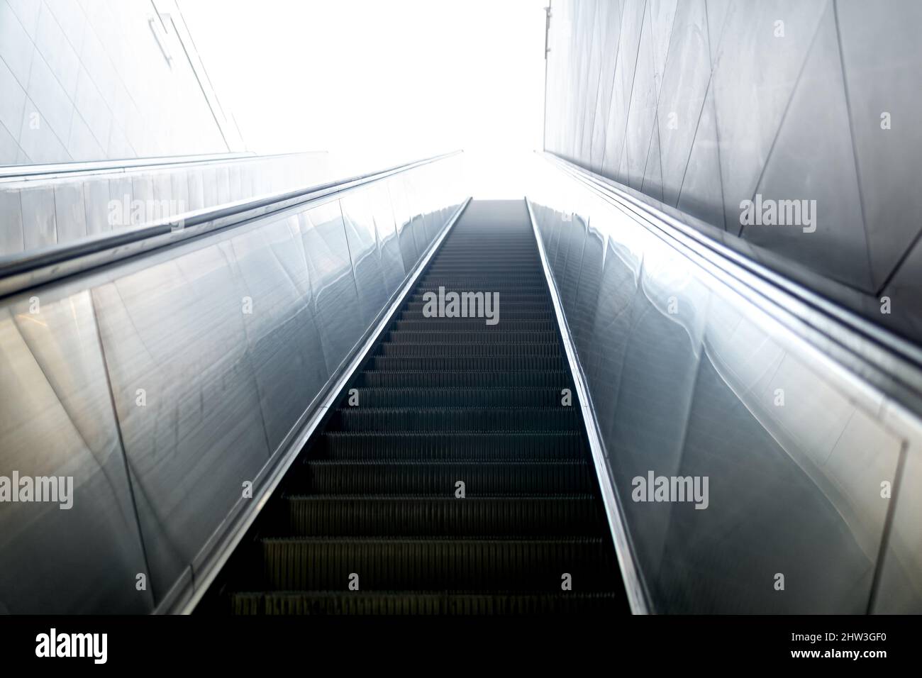 la scala mobile porta da qualche parte a una luce brillante Foto Stock