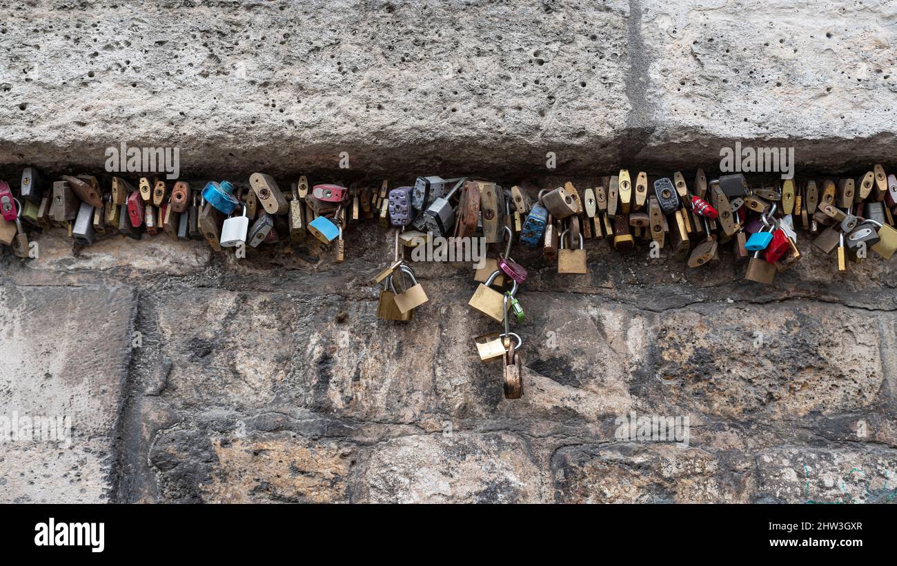 Lucchetti appesi per amore sui ponti di Parigi, Francia Foto Stock