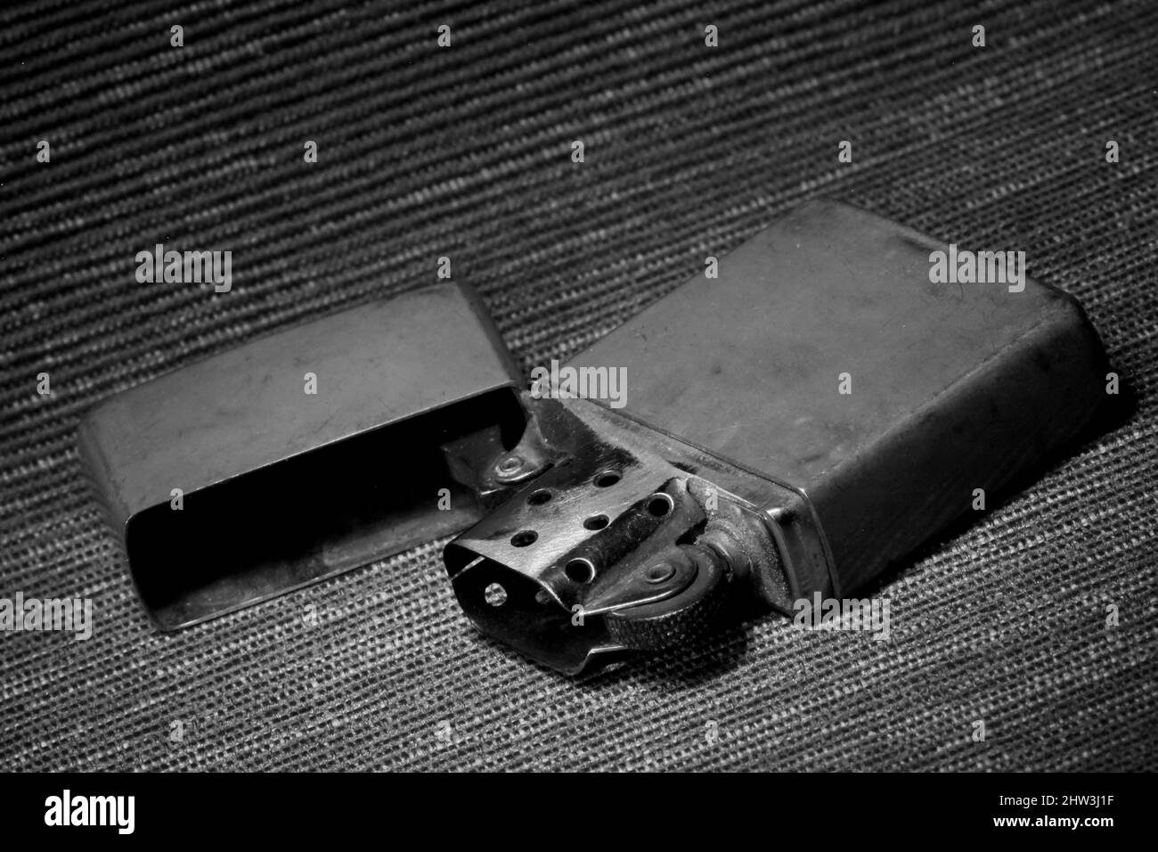 accendino a benzina su un primo piano scuro, bianco e nero still life Foto Stock