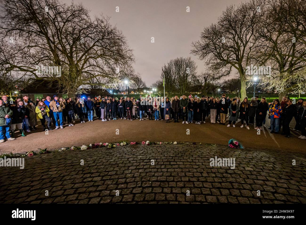 Londra, Regno Unito. 3rd Mar 2022. I fiori sono deposti e alcune parole hanno detto - la gente si raduna al Bandstand a Clapham Common in occasione del primo anniversario dell'assassinio di Sarah Everard - organizzato da Urban Angels. Scomparve il 3 2021 marzo sulla sua via di ritorno da Clapham a Brixton. Credit: Guy Bell/Alamy Live News Foto Stock