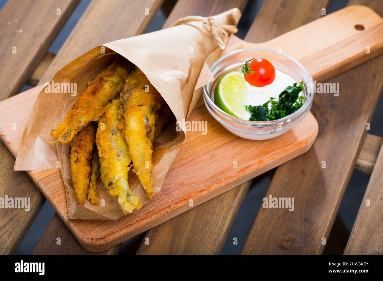 Acciughe fritte con salsa cremosa al formaggio Foto Stock
