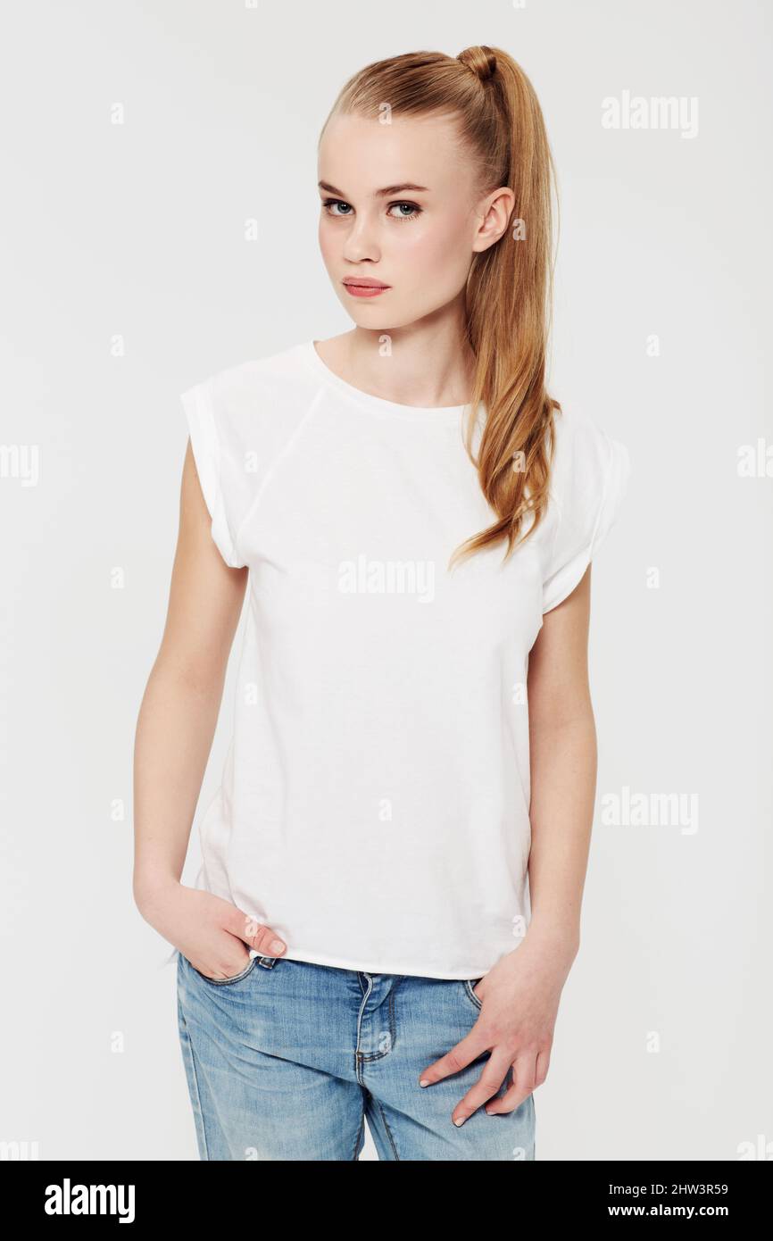 Dove l'atteggiamento incontra la bellezza. Ritratto di studio di una bella testa di lettura in piedi con la mano in tasca. Foto Stock